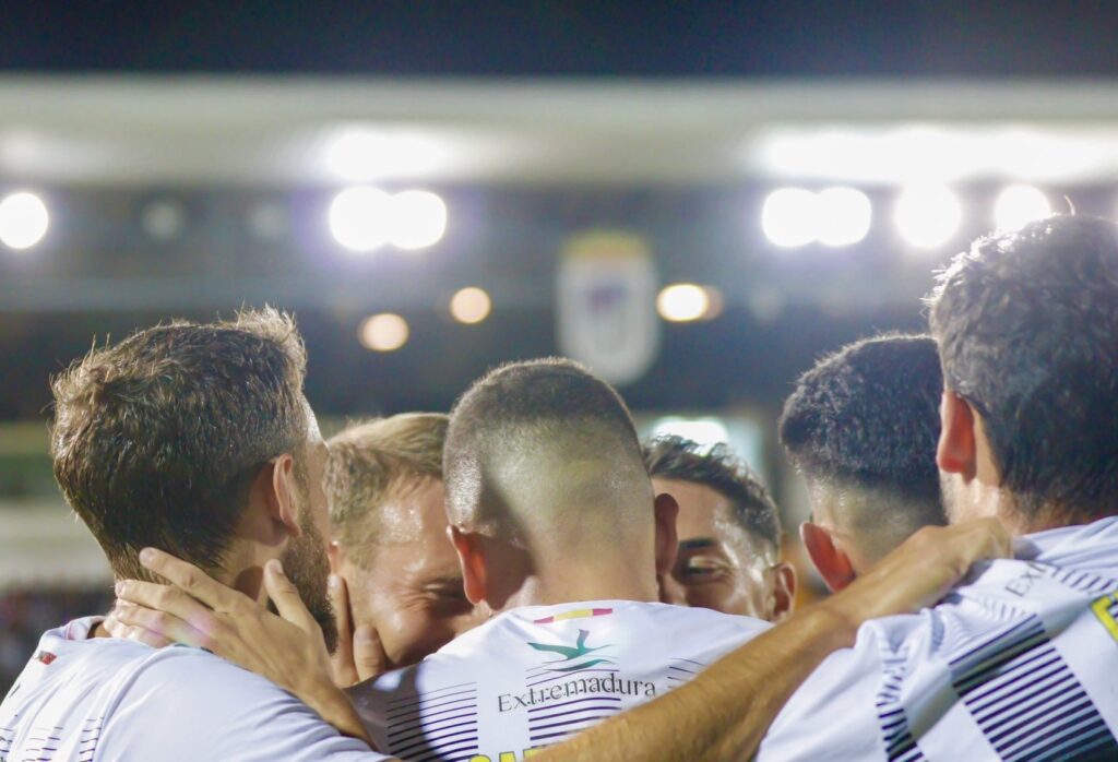 Jugadores del CD Badajoz celebrando el gol de Carrasco frente al CF Talavera de la Reina